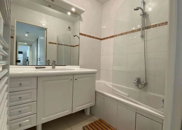 3p Avec Terrasse Et Garage, A 10min Des Plages De Juan-les-pins - Fr-1-252-171